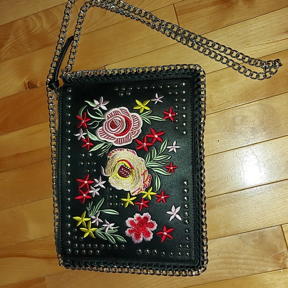 Urban Expressions | Embroidered floral purse